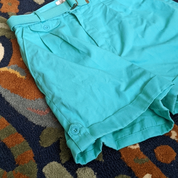 Vintage turquoise pleated shorts with belt and button accents - Picture 2 of 6